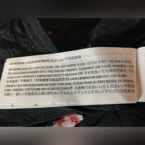 Abercrombie & Fitch black camisole with floral pattern - Picture 4 of 5